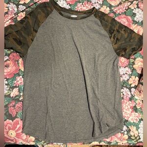 Old Navy Men’s soft wash T-shirt with camouflage sleeves